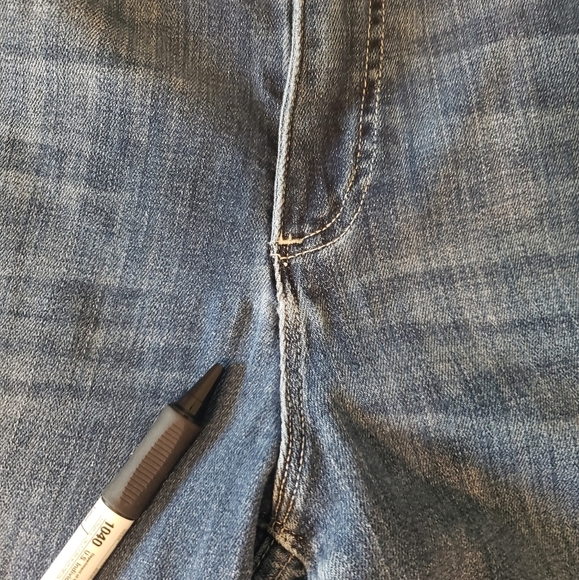 Two by Vince Camuto Jeans Size 14 Stretch Hi Rise Frayed Hem Fading Whiskering - Picture 12 of 13